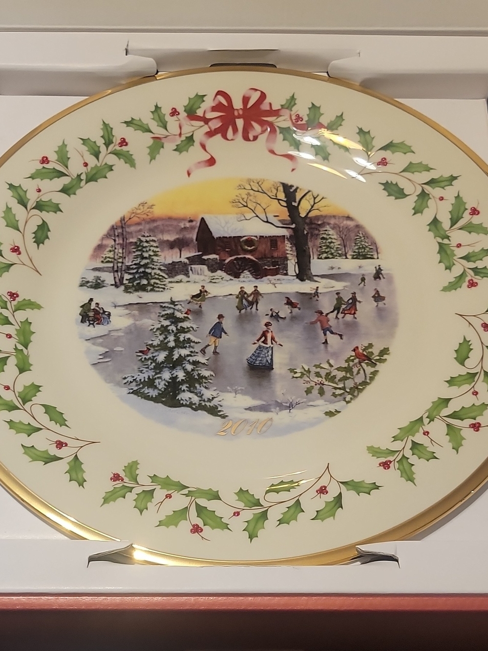 Lenox Cream and Green Holiday Collector Plate with Gold Rim